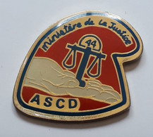 AA352 Pin's ASCD Ministère De La Justice Balance Main Loire Atlantique Achat Immédiat - Administrations