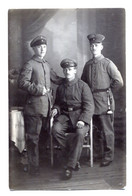 Carte Photo De Trois Officiers Allemand Avec Leurs Baïonnette Posant Dans Un Studio Photo A L'arrière Du Front En 14-18 - Guerra, Militari