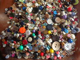 Lot De Boutons + 900g Metal Nacre Et Autres - Buttons