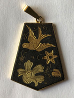 Pendentif Ancien Décor Floral Et Oiseau Or De Tolede Damastiquage TOLEDO - Hangers