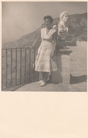 14368.   Fotografia Cartolina  Vintage Donna Femme Woman Ravello 1950 - 13x9 - Places