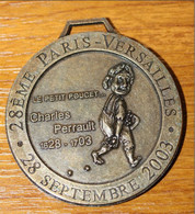 Médaille Course à Pied "28e Paris - Versailles 28 Sept 2003 - Le Petit Poucet - Charles Perrault" - Atletica