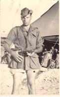 Photo D'un Miltaire En Short Avec Une Mitraillette Devant Une Tente - 9x13.5cm - War, Military
