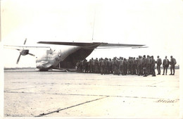 Photo D'un Groupe De Miltaires - Parachutistes En Train De Monter Dans L'avion - 18x12cm - War, Military