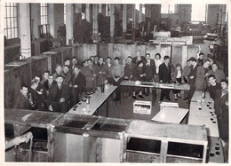 Photo D'un Groupe De Salariés En Train De Boire Un Verre Dans Une Usine - Fete D'entreprise? Pot De Départ? - Beroepen