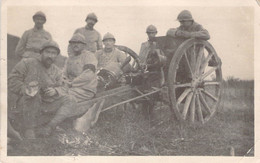 Photo De Militaire Prenant La Pose Sur Une Charette - 14x9cm - Oorlog, Militair