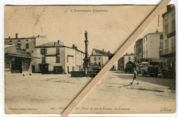 VIC LE COMTE - PLACE DU JEU DE PAUME - LA FONTAINE - AUVERGNE - Vic Le Comte