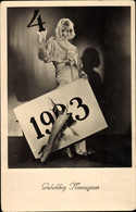 CPA Glückwunsch Neujahr, Junge Frau Durchtritt Schild Mit Jahreszahl 1933, 1934 - New Year