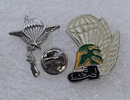 PARACHUTISTES  2 PIN'S   IIII  005 - Militaria