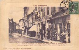 54-TOUL- LA RUE DE LA REPUBLIQUE AU 1er PLAN A DROITE L'HÔTEL DE LA CLOCHE D'OR DONT L'ENSEIGNE PORTE ENCORE LE TROU ... - Toul