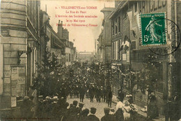 Villeneuve Sur Yonne * Le Festival * La Rue Du Pont * Arrivée Des Sociétés Musicales * 29 Mai 1910 * Défilé Fête - Villeneuve-sur-Yonne