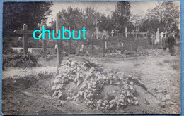 Cpa Allemande Tome Soldat Dans Cimetière Friedhof à Identifier Guerre 14-18 - Cimetières Militaires