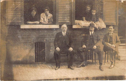 CPA Photo - 3 Hommes Assis Sur Des Chaises Et Trois Femmes Et Un Enfant à La Fenetre - Photographie