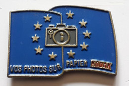 AA423 Pin's KODAK Vos Photos Sur Papier Photo Photographie Drapeau Europe Achat Immédiat - Photographie