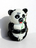 RARE BRIQUET FANTAISIE PORTE-CLÉ VINTAGE - ANIMAL PANDA BAMBOU - RECHARGEABLE - VINTAGE LIGHTER             (2304.15) - Autres & Non Classés