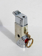 RARE BRIQUET FANTAISIE / PORTE-CLÉ VINTAGE - MINIATURE, FEU ROUGE - RECHARGEABLE - VINTAGE LIGHTER             (2304.18) - Autres & Non Classés