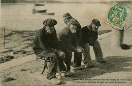 Ile Tudy * Nos Marins Bretons Sur Les Quais * Un Cercle De Loups De Mer Au Soleil D'automne * Pêcheurs Types - Ile Tudy