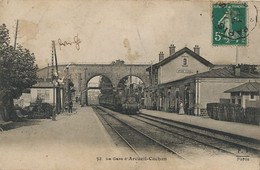 Gare D' Arcueil Cachan  Beau Plan Locomotive Envoi Mr Jaccoz Nourisseur à Chènevières - Stations - Met Treinen