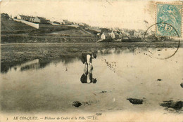 Le Conquet * Pêcheur De Crabes Et La Ville * Pêche à Pied - Le Conquet