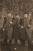 Carte Photo Militaire * 3 Soldats Militaires Du 64ème Régiment * Tenue épée Arme - Regimenten