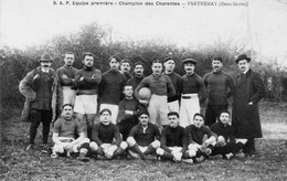 CPA De L'équipe 1ère De Rugby De PARTHENAY,circa 1912. - Parthenay