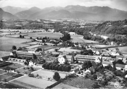 64 - IGON : Vue Aérienne Sur Les Pyrenées Et Le Couvent - CPSM Dentelée Village Noir Blanc GF - Pyrenées Atlantiques - Other & Unclassified