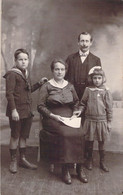 CPA Photo De Famille - Les Parents Et Les Enfants - Photographie