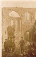 CPA Photo De Groupe - Bande De Copains - Pyramide Humaine - Photo Prise Dans Les Ruines D'une église - Photographie