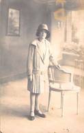 CPA Photo D'une Jeune Femme Avec Une Jolie Robe Plissée Et Un Chapeau - Photographie