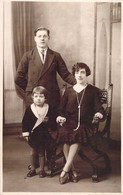 CPA Photo De Famille - Les Parents Et Leur Enfant - Photographie