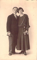 CPA Photo De Couple - Homme Et Femme Habillés En Noir - Photographie