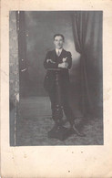 CPA Photo Portrait - Homme Habillé En Noir En Civil - Photographie