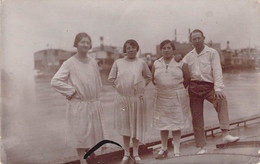 CPA Photo D'un Couple D'accompagnateurs Et De Deux Femmes Dans Une Robe D'hopital Style Camisole - Photographie