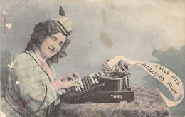 CPA Femme Qui Tape à La Machine à écrire Yost - A Vous Mes Meilleurs Voeux - Autres & Non Classés