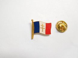Superbe Pin's , Drapeau Tricolore , Croix De Lorraine - Steden