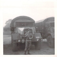 Petite Photo D'un Soldat Avec Mitraillette Devant Un Camion Militaire - 9x9cm - Oorlog, Militair