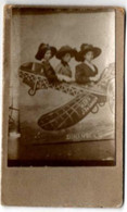 Photo Humour - 3 Femmes Avec Chapeaux Dans Un Avion - Souvenir De Dinant - 29 Aout 1912 - 6x10cm - Persone Anonimi