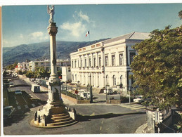 CPM, île De La Réunion ,N° 416,  St. Denis , Le Monument Aux Morts Et L' Hôtel De Ville  Ed. J.J.  Cladere, 1979 - Reunion