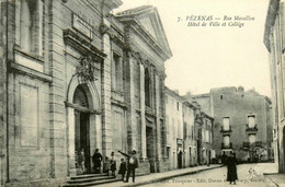 Pézenas * La Rue Massillon * Hôtel De Ville Et Le Collège * école - Pezenas