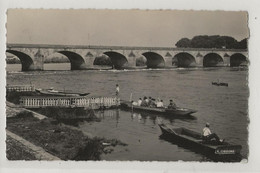 Nevers (58) : Le Départ Du Bateau De Promenade Près Du Pont Sur La Loire En 1956 (animé) PF. - Nevers