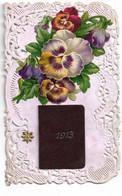 Belle C.p.a, Ajouré + Ajoutis Avec Un Calendrier Complet De 1913 -- Calendrier - CARTE FANTAISIE -- Fleurs -- Ajoutis - Kleinformat : 1901-20