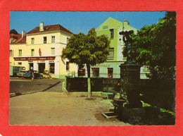 VILLENEUVE-LE-ROI -  La Place De La Grande Fontaine - Café - Pharmacie  - Vieilles Voitures Citroen 2CV -  Ami 8 - - Villeneuve Le Roi