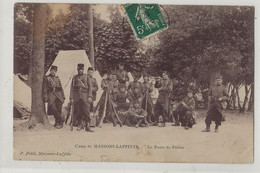 Maisons-Laffitte (78) : Le Poste De Police Du Camp Militaire Env 1906 (animé) PF. - Maisons-Laffitte