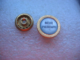 Ancien Petit Pin's De La Médaille Benemerenti,  Décoration Décernée Par Le Saint-Siège Aux Membres Du Clergé Et Aux Laîc - Unclassified