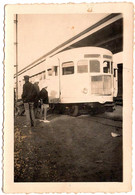 Photo Originale Chemin De Fer En Afrique Occidentale, Colons Et Passagers Au Pied Du Train Transsaharien. Rêve Colonial. - Trenes
