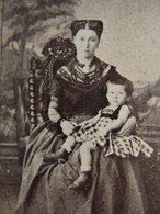 Photo CDV P. Le Chevalier à Caen - Femme Avec Jeune Enfant Sur Les Genoux, Mme H. Guilmard, Second Empire Ca 1865 L603 - Antiche (ante 1900)