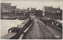 Delcampe - RT30.047  ARROMANCHES-LES-BAINS.PORT DE LA LIBERATION 1944.LE PORT VU DE LA JETEE N° 156 CHEVROT EDIT. - Arromanches