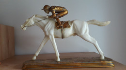 Unique Sculpture En Résine époxy  Cheval De Course Avec Son Jockeys - Objet D'art Exceptionnel Par O.Tupton Piece Unique - Otros & Sin Clasificación