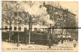 CPA. D69. LYON . Boulevard De La CROIX-ROUSSE.   Le Chemin De Fer Des DOMBES . Train Tramway . Coiffeur Chapellerie - Lyon 4