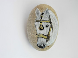 White Horse With Bridle Hand Painted On Smooth Beach Stone - Presse-papier